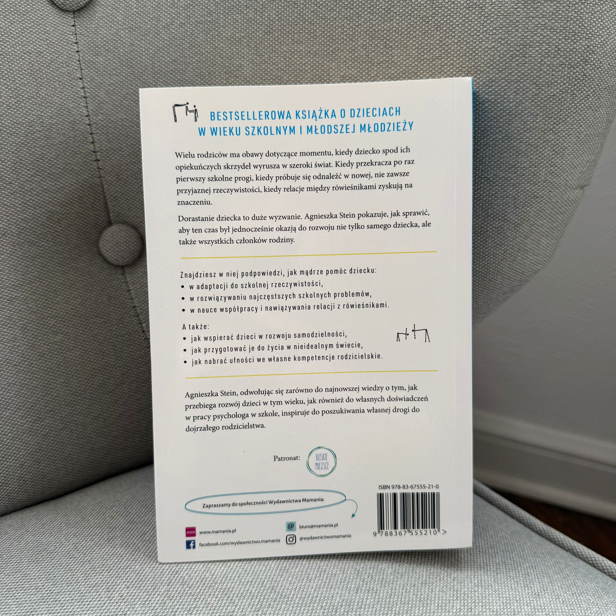 Dziecko z bliska idzie w świat zdjęcie tyłu