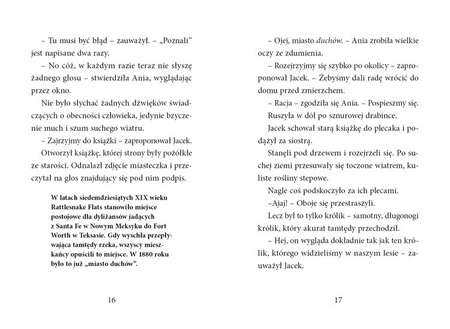 Magiczny domek na drzewie. Słońce zachodzi w mieście duchów